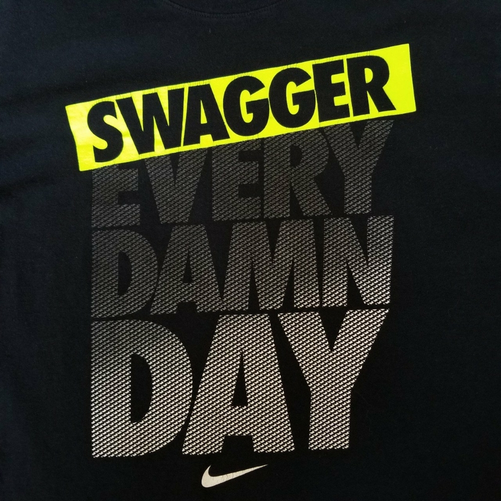 The Nike Tee athletic cut with the print Swagger E
